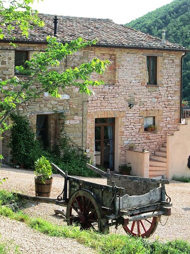 Rentoutuminen, luonnon nauttiminen, kävely Le Marchessa Italiassa mökillä 'Il Fuoco'