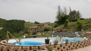 حمام سباحة