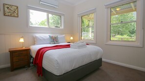 3 habitaciones, escritorio y tabla de planchar con plancha 
