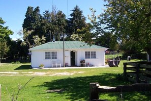 Exterior - Farmers Cottage - Wacky Stays - six unique rentals - 4km from Kaikoura centre (Kaikoura Township)