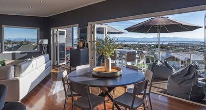 Black Vista - Entertainers Delight 4 Bedrooms & 3 Bathrooms!