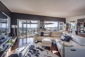 TV, DVD player, stereo - Black Vista - Entertainers Delight 4 Bedrooms & 3 Bathrooms! (Nelson City)