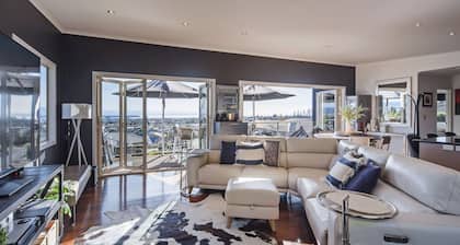 Black Vista - Entertainers Delight 4 Bedrooms & 3 Bathrooms!