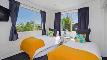 4 bedrooms, iron/ironing board, free WiFi, bed sheets