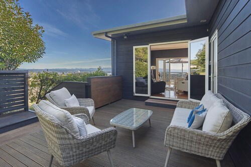 Black Vista - Entertainers Delight 4 Bedrooms & 3 Bathrooms!