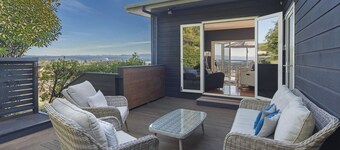 Black Vista - Entertainers Delight 4 Bedrooms & 3 Bathrooms!