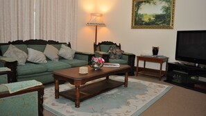 Televisión, reproductor de DVD, libros y videoteca 