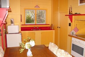 Kjøleskap, mikrobølgeovn, ovn og kokeplater