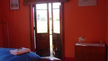 1 slaapkamer, een strijkplank/strijkijzer, beddengoed