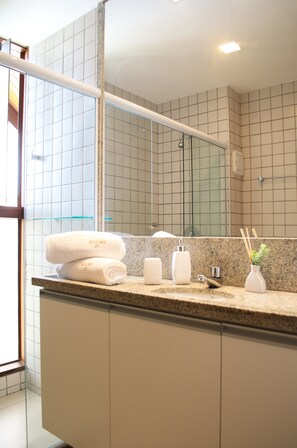 Douche, sèche-cheveux, serviettes fournies, savon