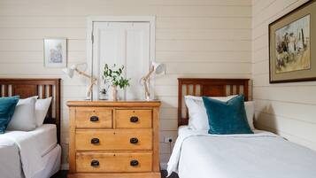 3 makuuhuonetta, työpöytä, silitysrauta/-lauta, ilmainen Wi-Fi