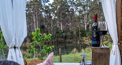Naivasha Cottage with antique outdoor bath