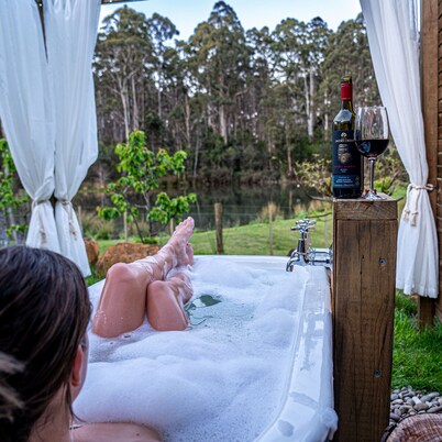Naivasha Cottage with antique outdoor bath