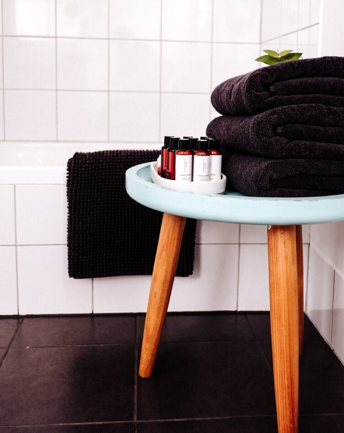 Naivasha Cottage with antique outdoor bath — image 17