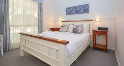 AMBER COTTAGE: Bright