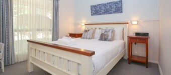 AMBER COTTAGE: Bright