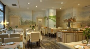 Tägliches Frühstücksbuffet (18 EUR pro Person)