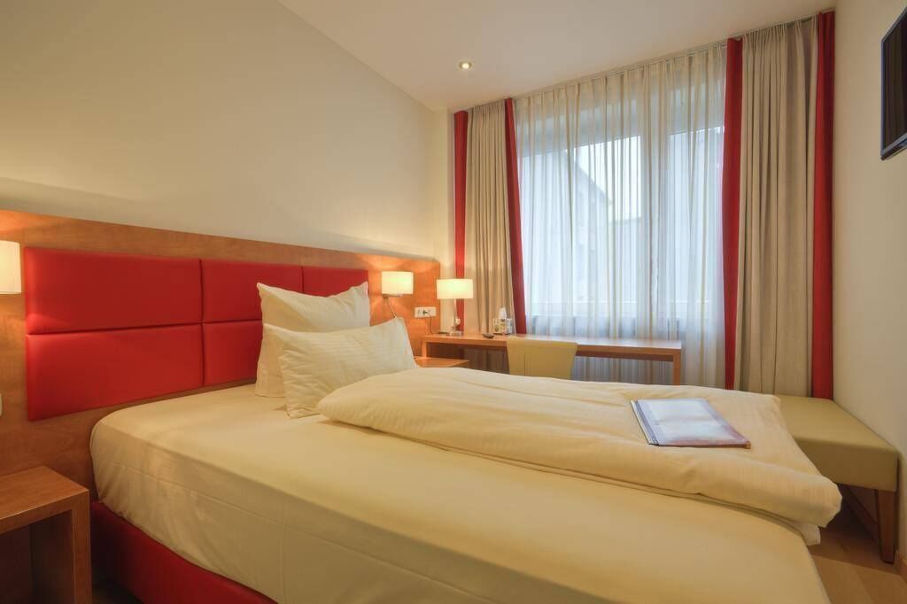 In-room safe, soundproofing, free WiFi, bed sheets
