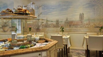 Un restaurante con mostrador de mármol, mesas y sillas para comer.