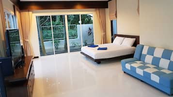 5 bedrooms, desk, iron/ironing board, WiFi