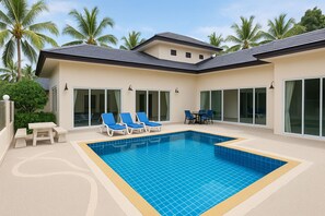 Una casa moderna amb piscina, grans finestres i una zona de pati.