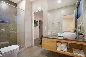 Douche, sèche-cheveux, serviettes fournies