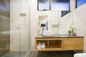 Douche, sèche-cheveux, serviettes fournies