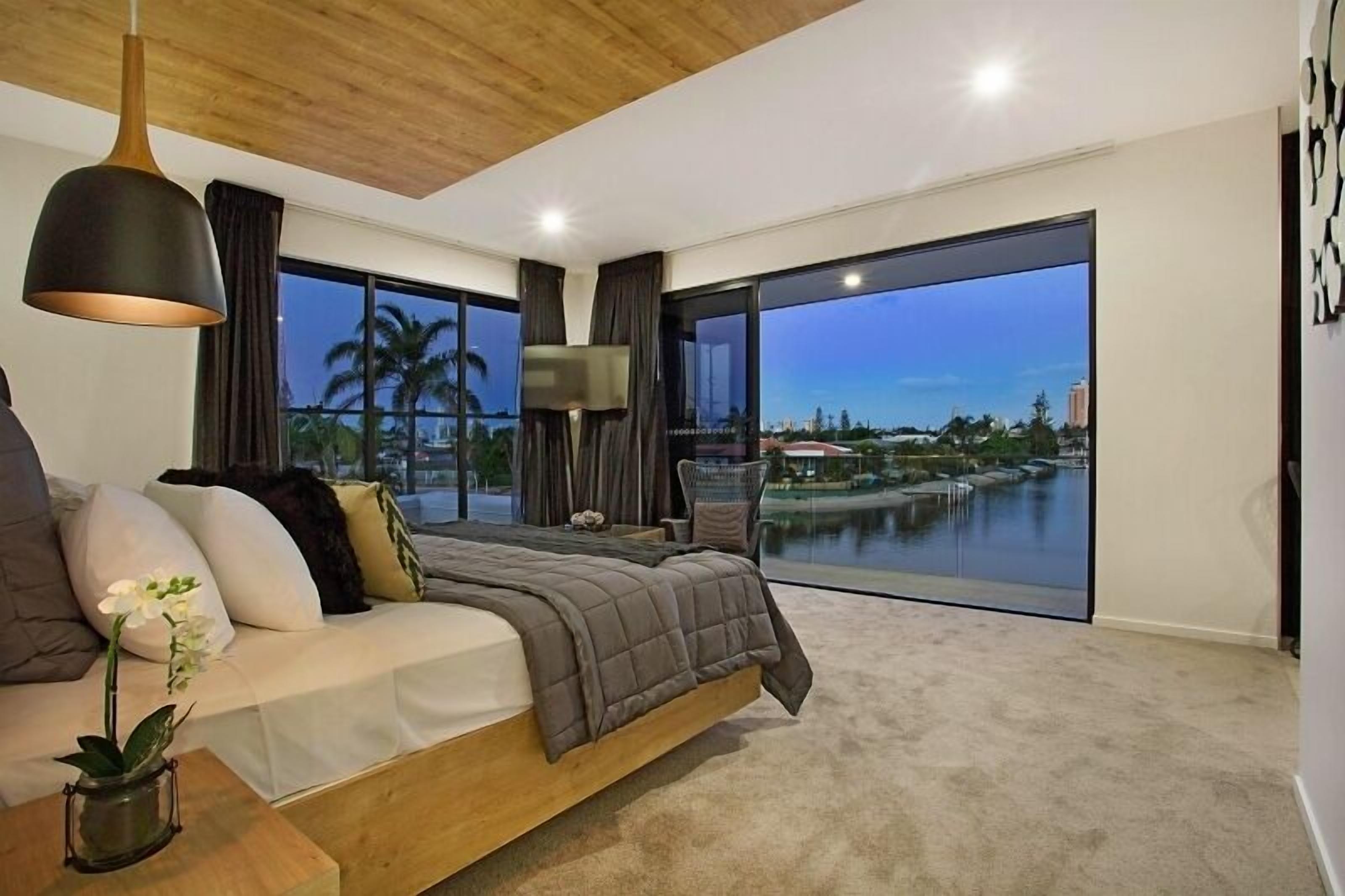 8 bedrooms, iron/ironing board, bed sheets
