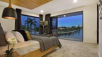 8 bedrooms, iron/ironing board, bed sheets