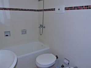 Dusche, Haartrockner, Bidet, Handtücher