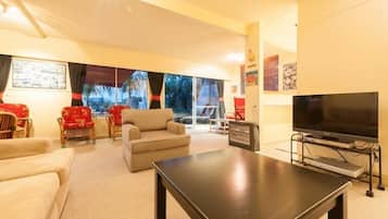 Smart TV, DVD player, stereo