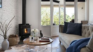 Smart-TV, Kamin, Stereoanlage