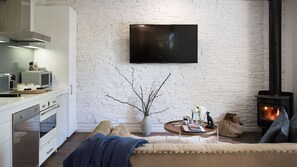 TV connectée, cheminée, chaîne hi-fi