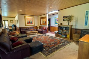 Smart-TV, Kamin, Tischtennisplatte, Bücher