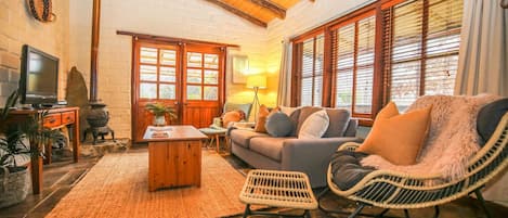 Smart TV, fireplace, stereo
