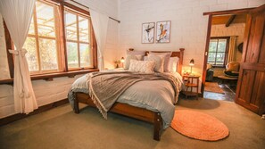 4 bedrooms, desk, free WiFi, bed sheets - FEATHERTOP RETREAT: Harrietville (Harrietville)