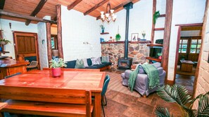 Smart TV, fireplace, stereo - FEATHERTOP RETREAT: Harrietville (Harrietville)