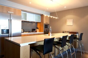 ثلاجة، ميكروويف، فرن، موقد طهي مسطح