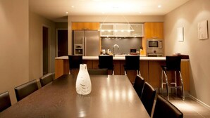 Une cuisine moderne équipée d’une table et de chaises, d’un réfrigérateur et d’un four à micro-ondes.