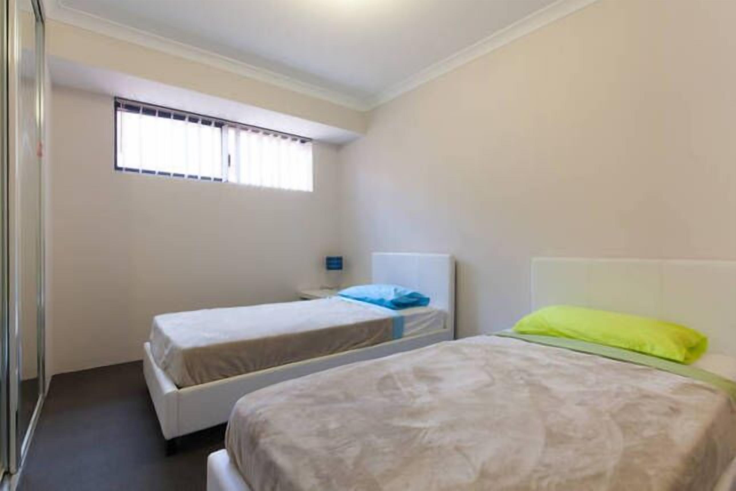 Cannington Home Accommodation House 6 (4 bedrooms and 2 bathrooms). — image 13