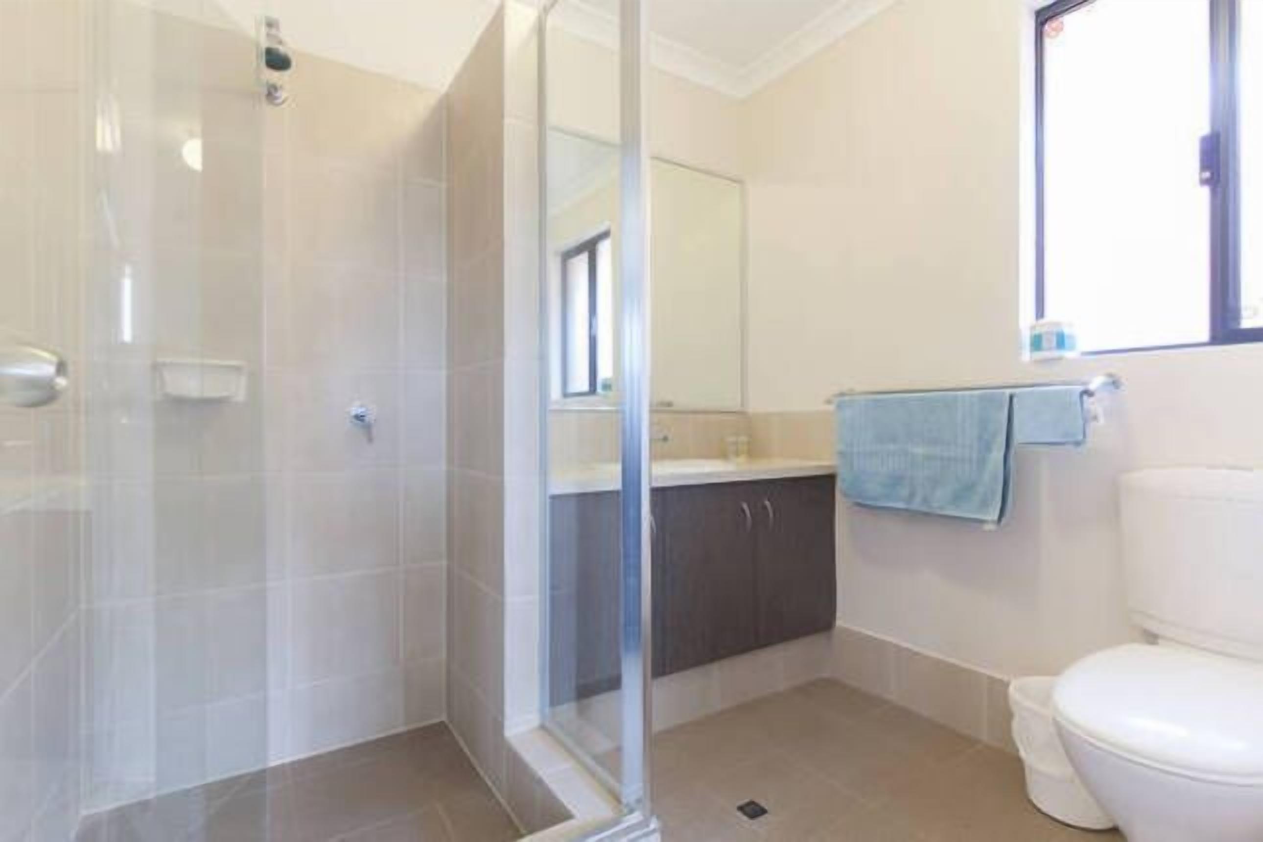 Cannington Home Accommodation House 6 (4 bedrooms and 2 bathrooms). — image 15