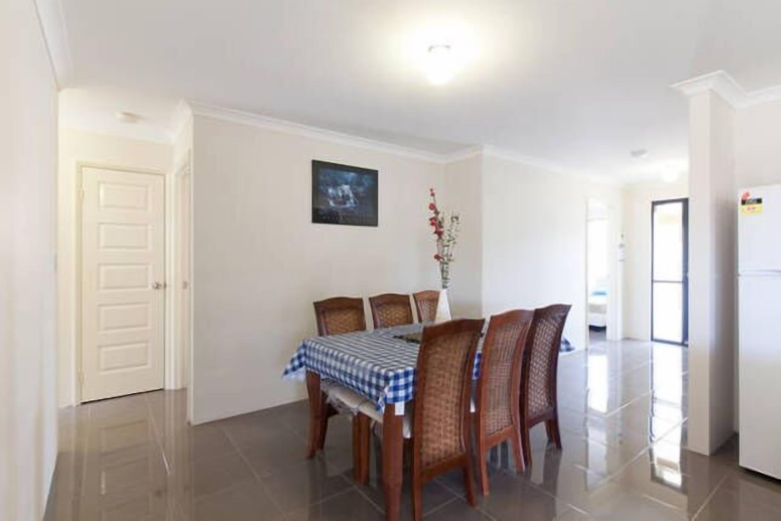 Cannington Home Accommodation House 6 (4 bedrooms and 2 bathrooms). — image 7