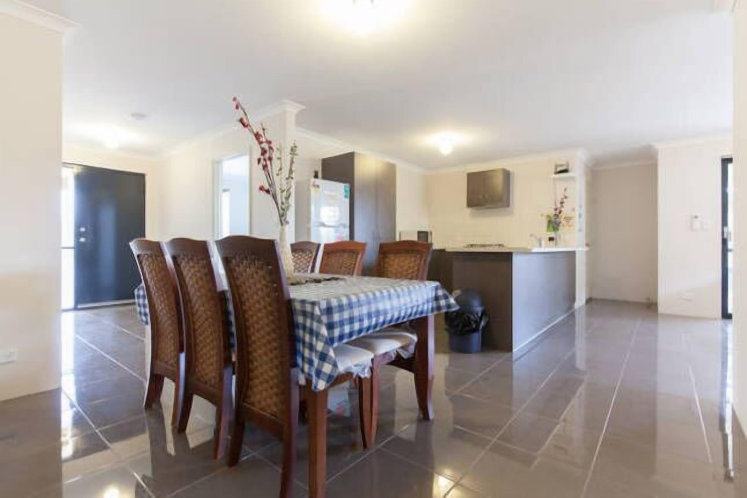 Cannington Home Accommodation House 6 (4 bedrooms and 2 bathrooms). — image 8