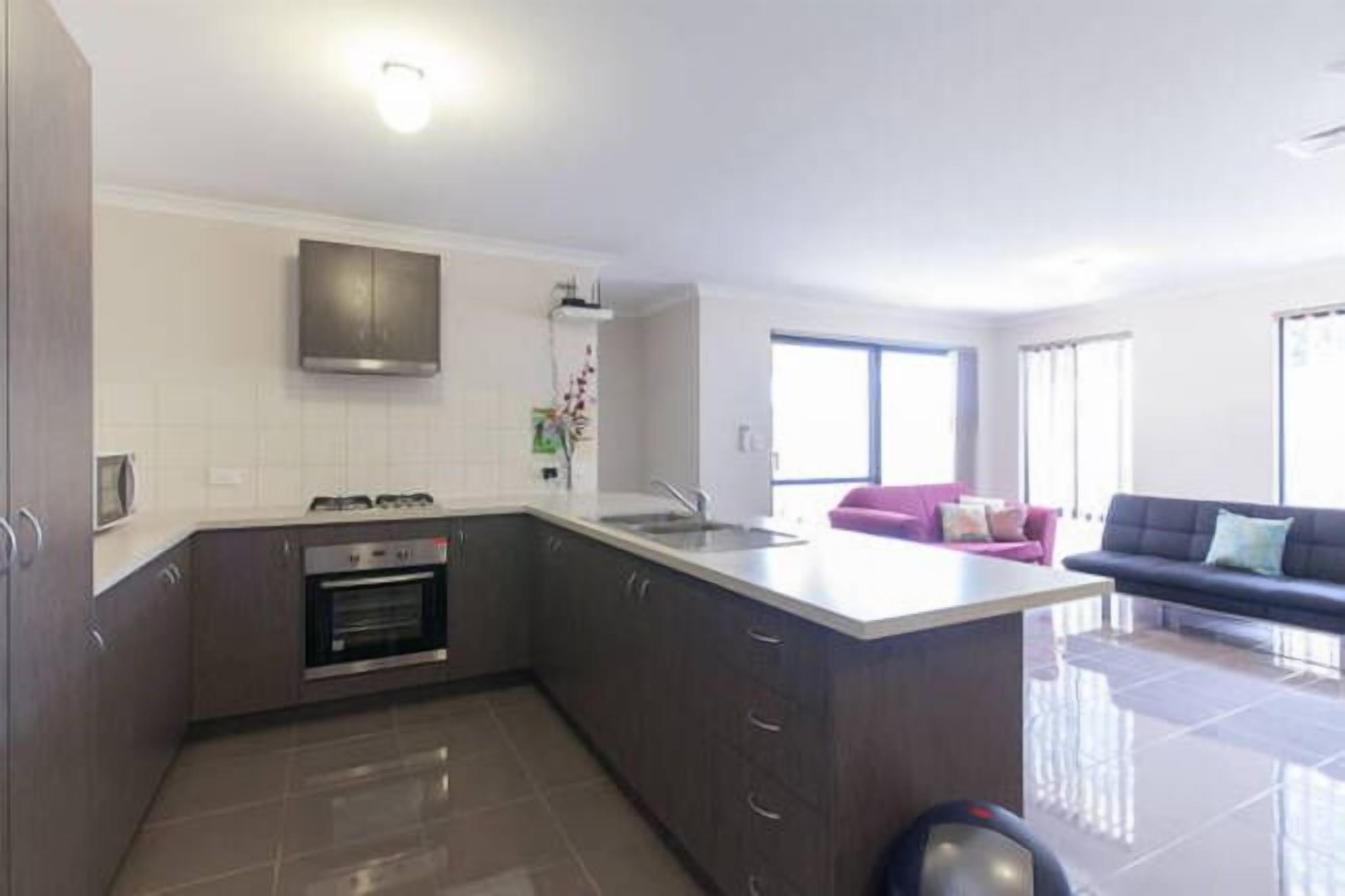 Cannington Home Accommodation House 6 (4 bedrooms and 2 bathrooms). — image 6