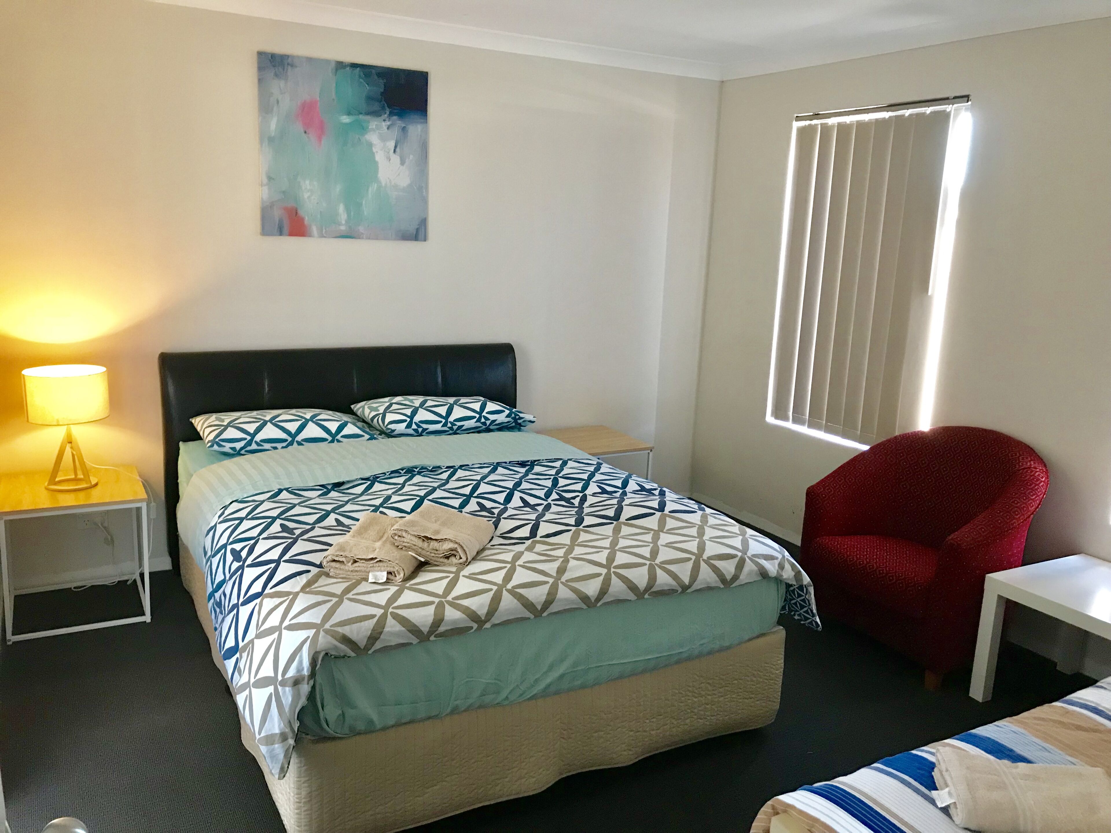 Cannington Home Accommodation House 6 (4 bedrooms and 2 bathrooms). — image 9