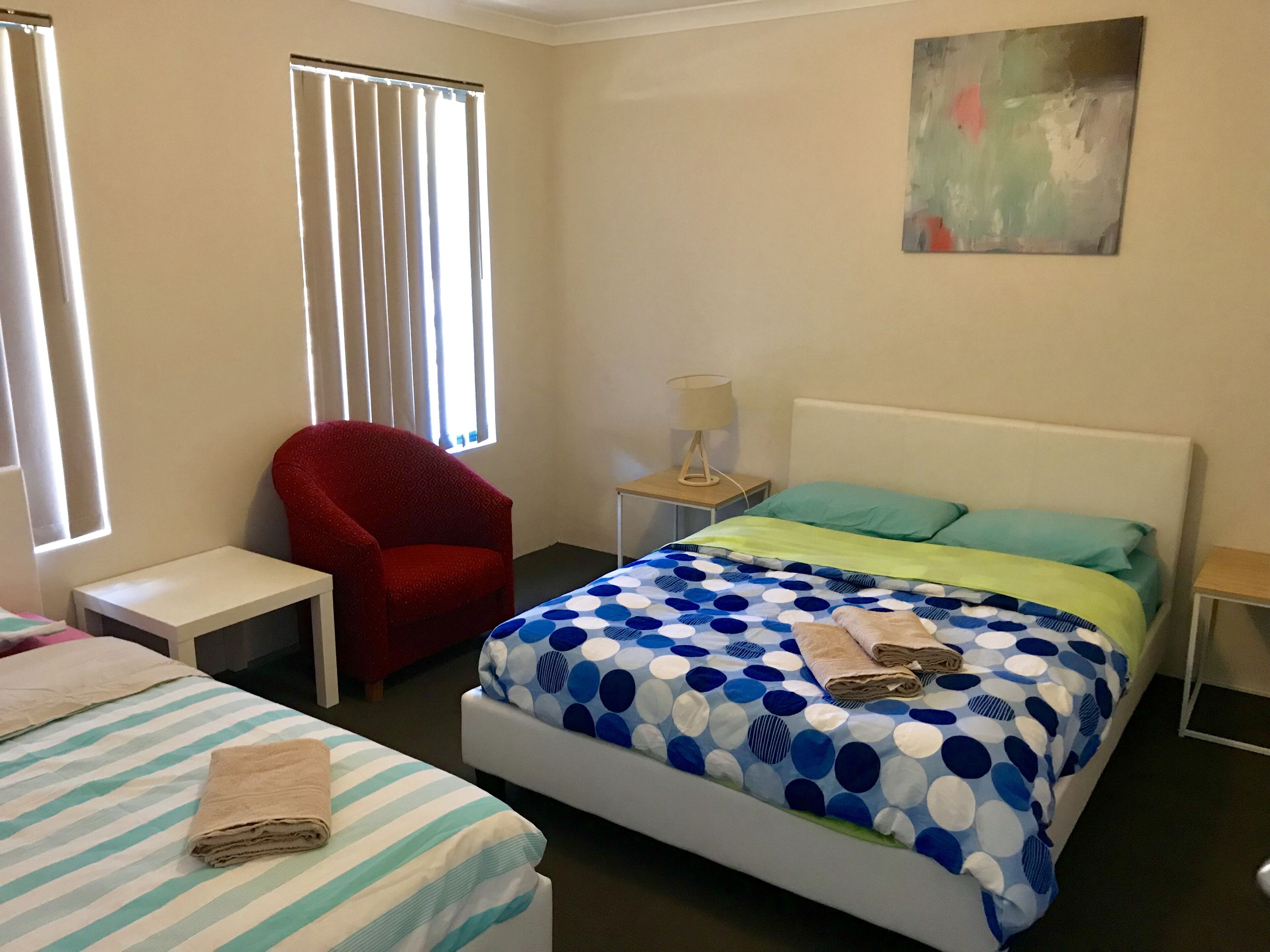 Cannington Home Accommodation House 6 (4 bedrooms and 2 bathrooms). — image 11