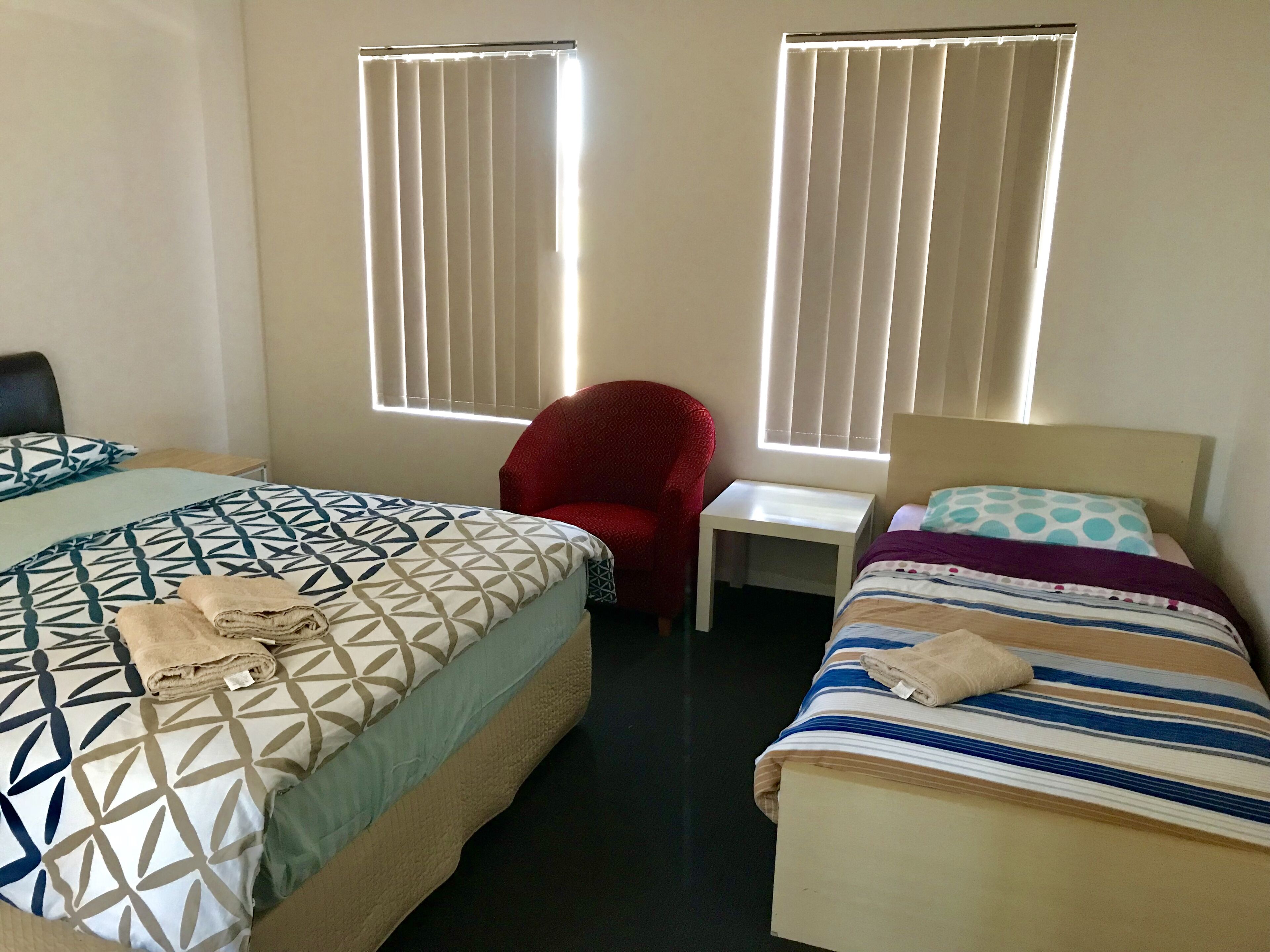 Cannington Home Accommodation House 6 (4 bedrooms and 2 bathrooms). — image 10