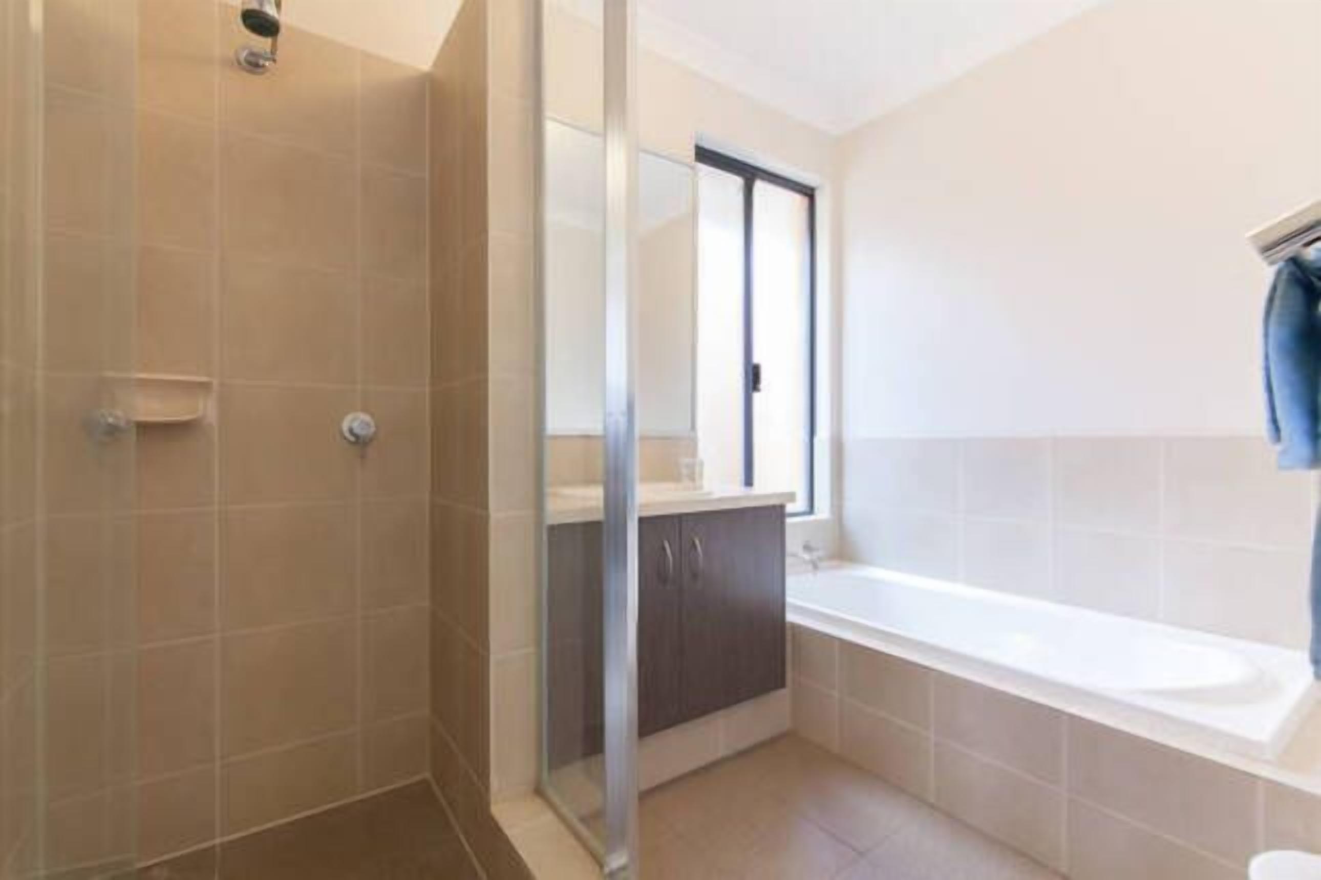 Cannington Home Accommodation House 6 (4 bedrooms and 2 bathrooms). — image 16