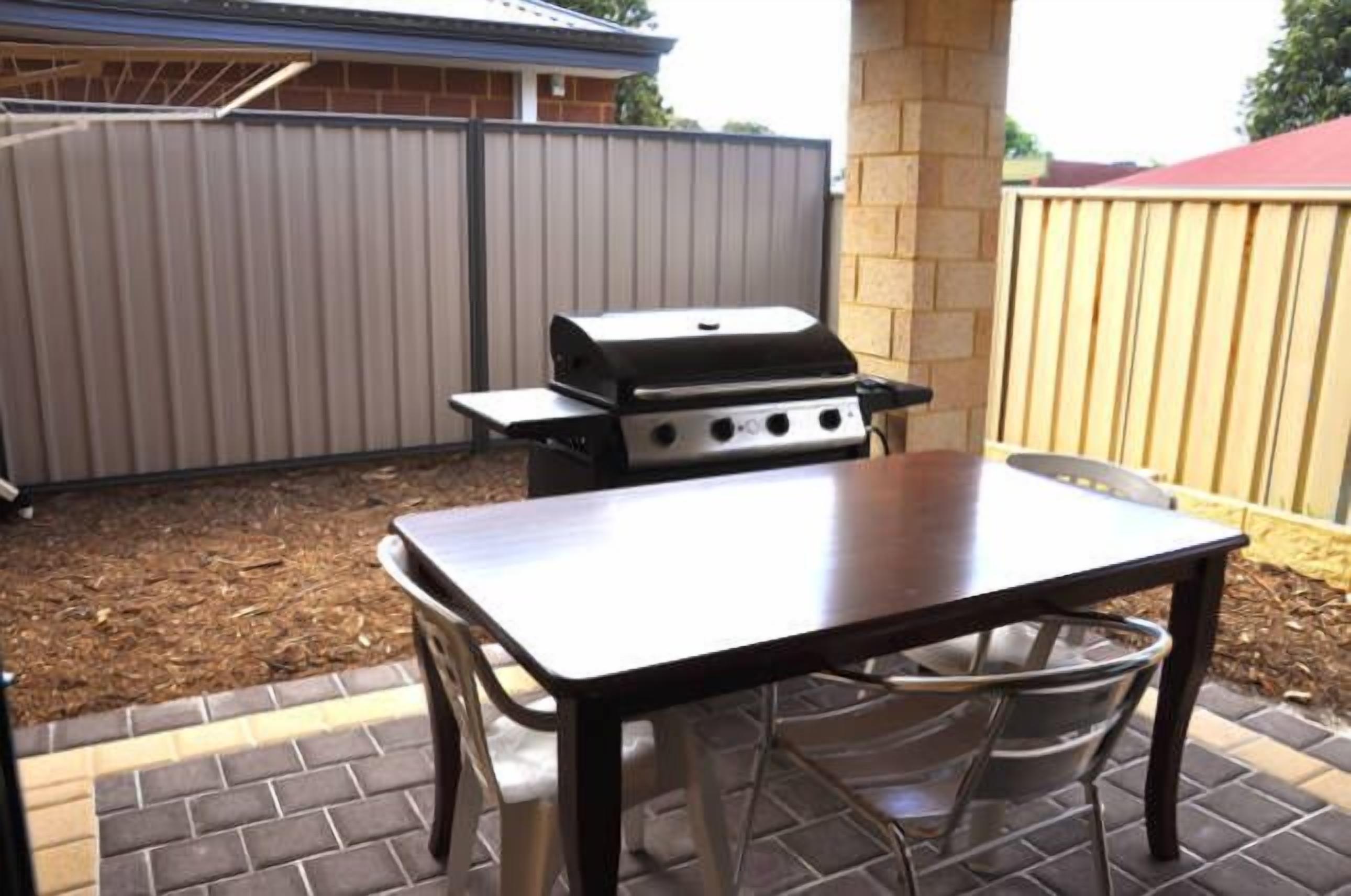 Cannington Home Accommodation House 6 (4 bedrooms and 2 bathrooms). — image 19