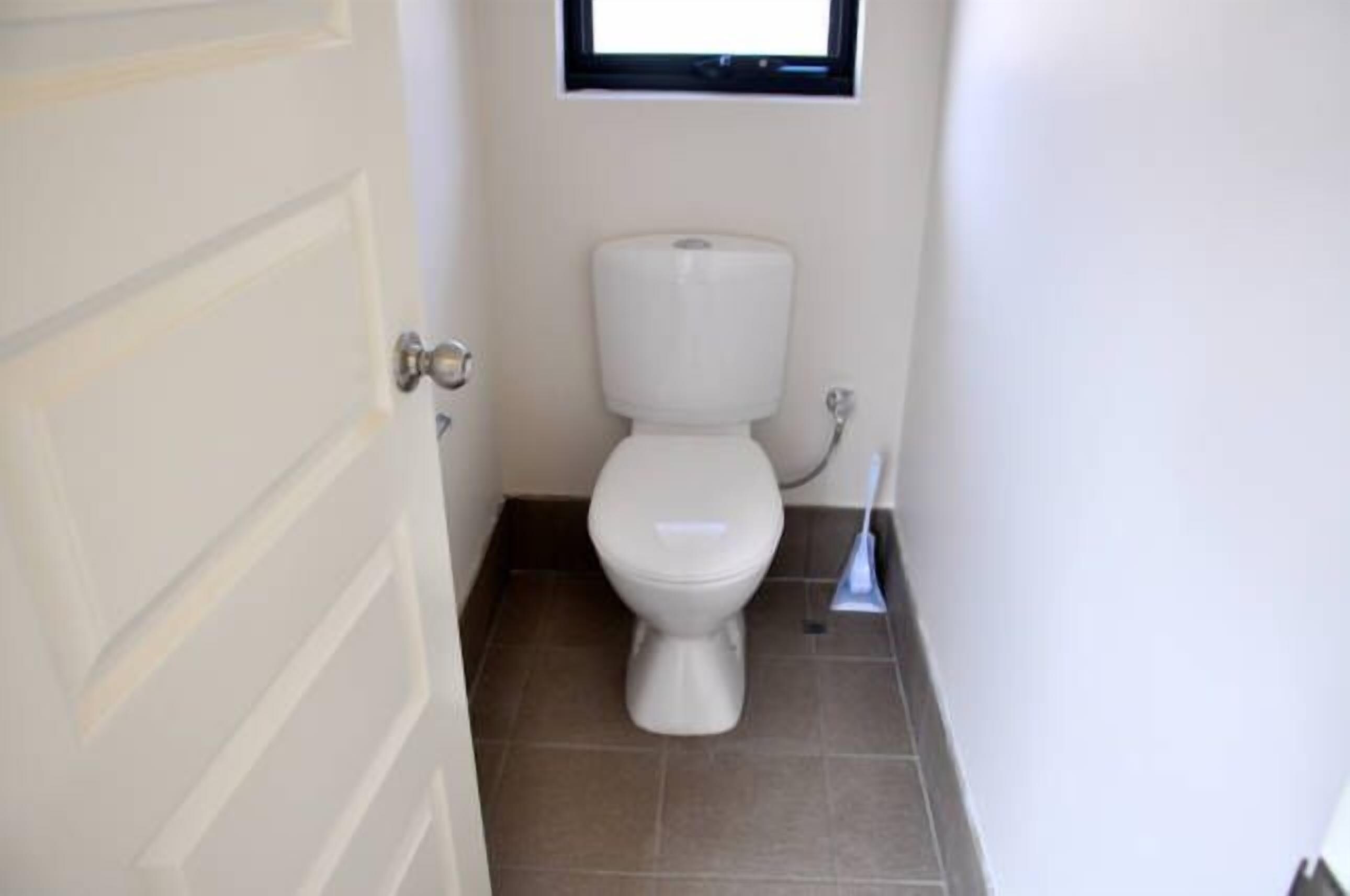Cannington Home Accommodation House 6 (4 bedrooms and 2 bathrooms). — image 18